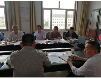 總經(jīng)理劉躍忠與烏拉特后旗安監(jiān)局邀請(qǐng)的國(guó)內(nèi)專(zhuān)家、參加采空區(qū)治理審查會(huì)